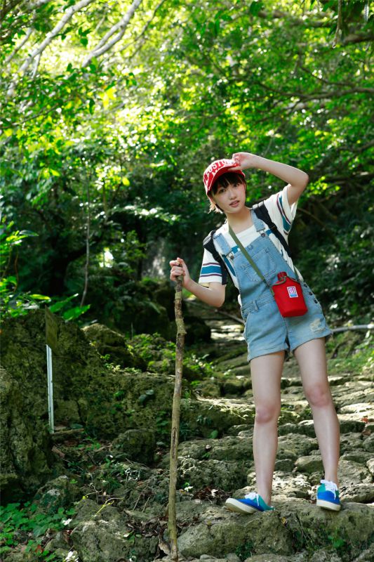 日本短发女生工藤遥户外比基尼泳装秀