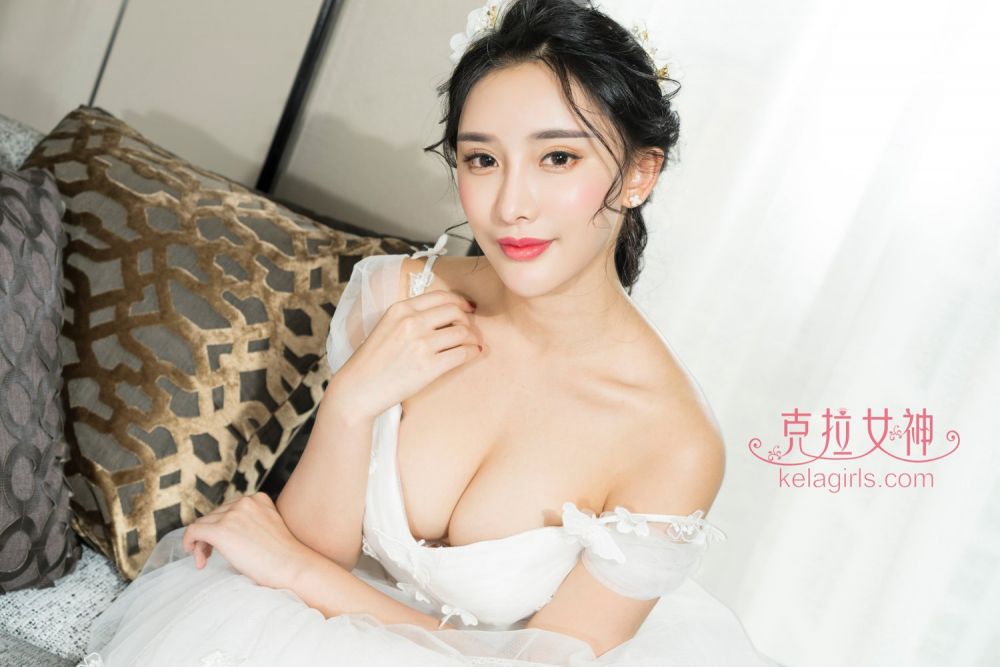 美女模特小西婚纱性感写真美乳诱人