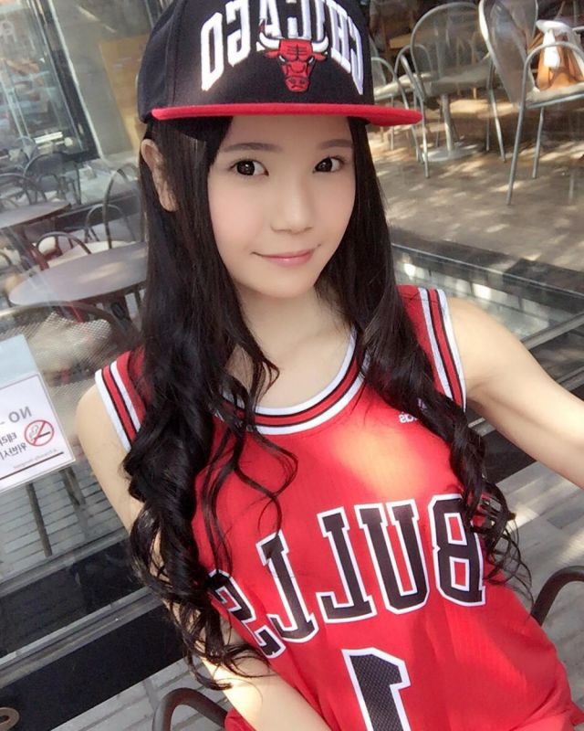 日本美女DJ Mel比基尼私房照丰满迷人