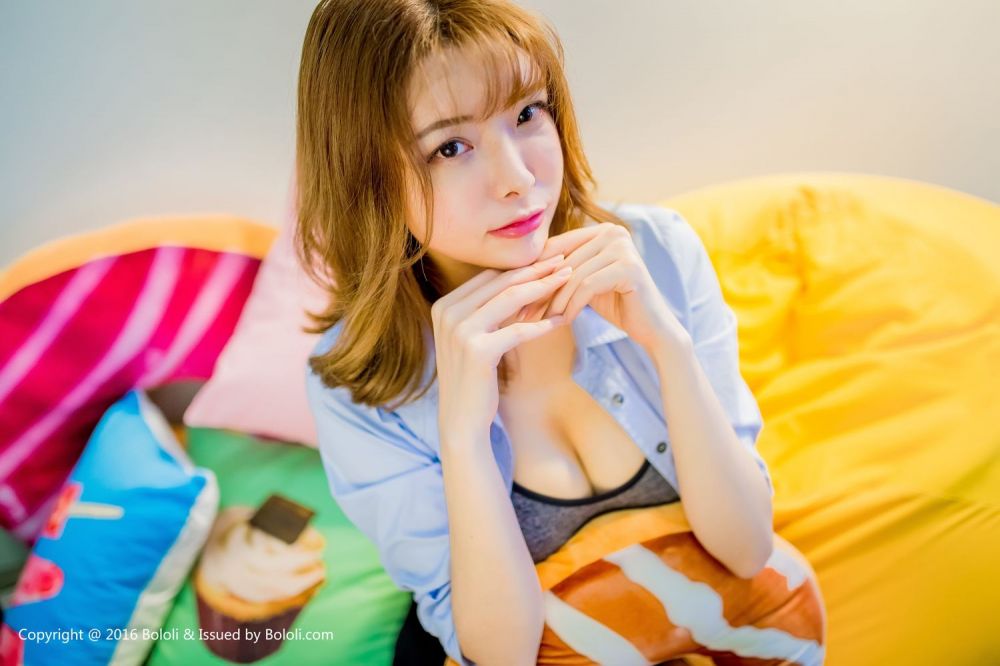 波萝社美女夏小秋私房写真酥胸美腿诱人