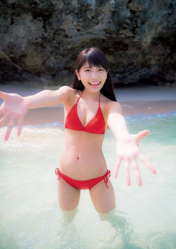 日本少女松下玲绪菜沙滩比基尼写真