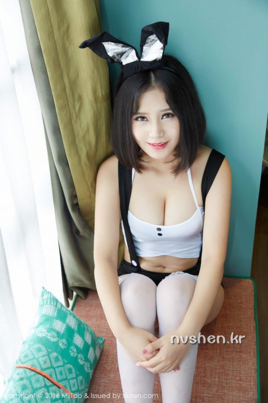 90后学生妹唐佳怡女仆装性感写真