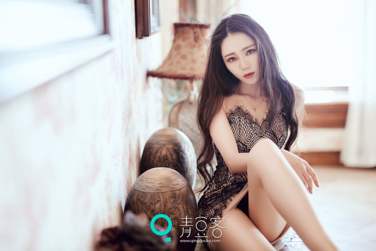 90后美女模特莫雅淇家居私房写真图片