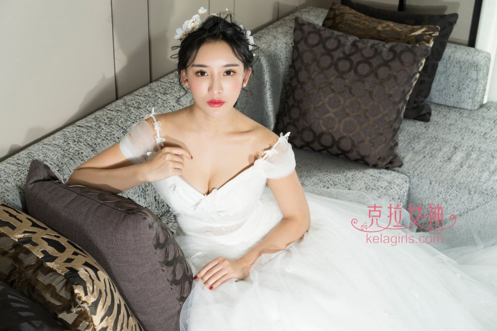 美女模特小西婚纱性感写真美乳诱人