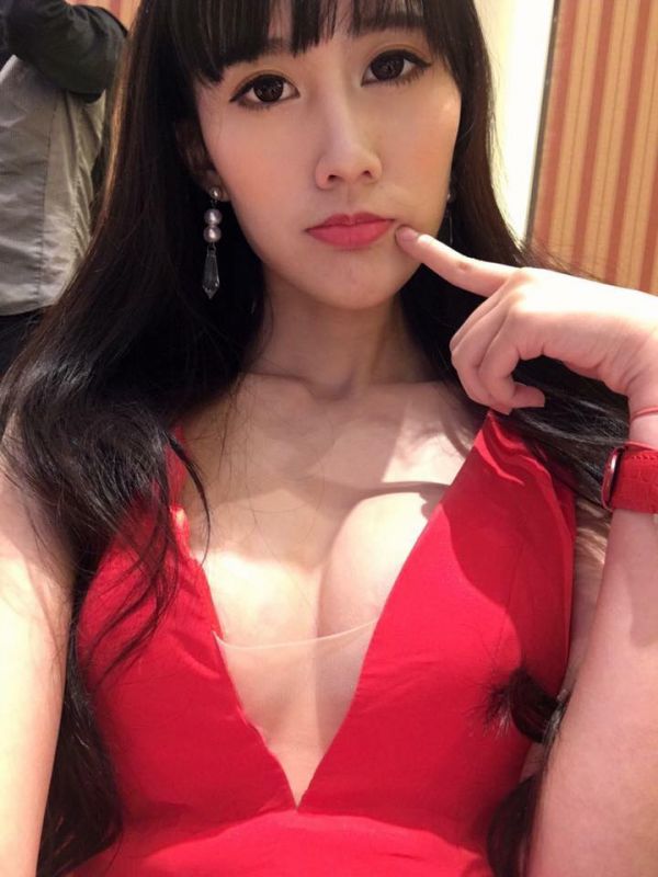 台湾美女谢雪儿性感私房照酥胸诱惑