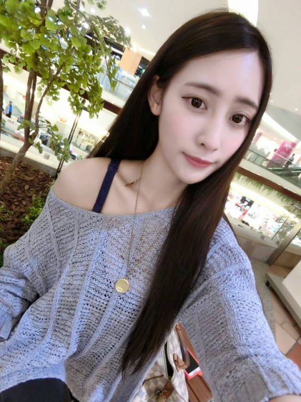 台湾90后美女琪琪(夏r琪)清纯自拍写真