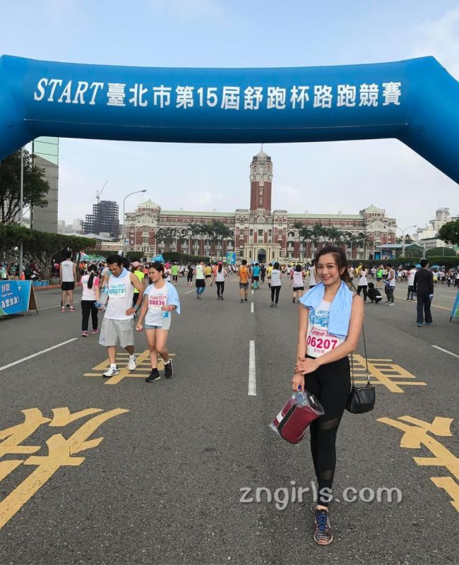 台湾美女校花吴怡德生活私房照笑容迷人