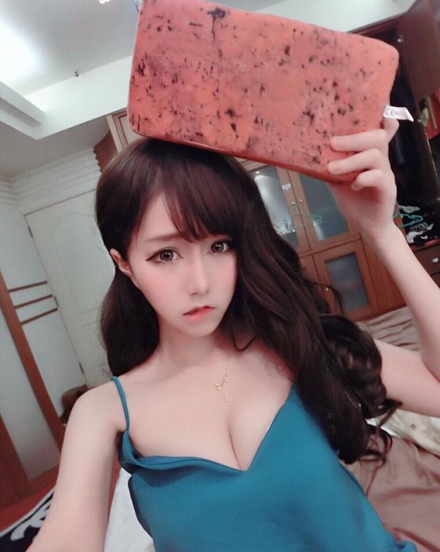 台湾美女模特吴心慈自拍写真图片