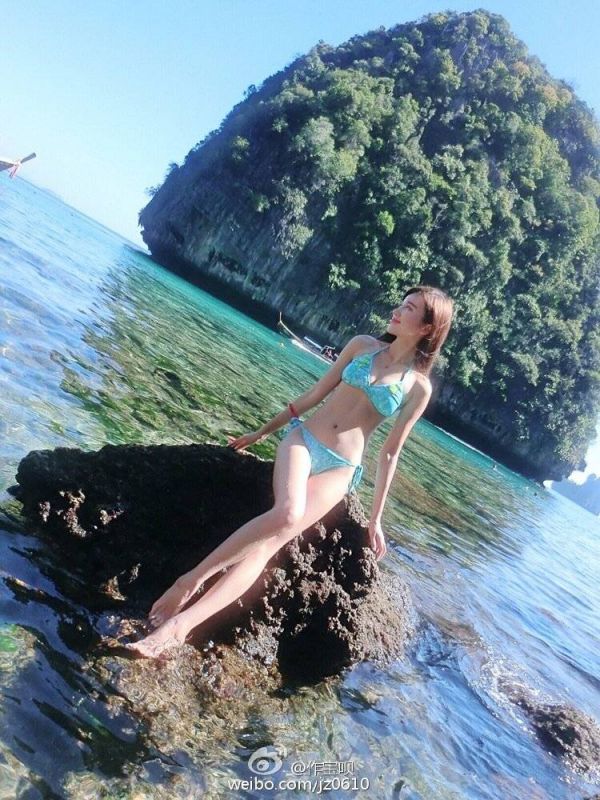 大眼的美女郏桢比基尼旅拍写真图片