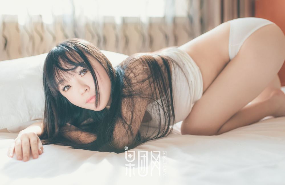 少女嫩模神似吉冈里帆 小吊带大秀酥胸美腿