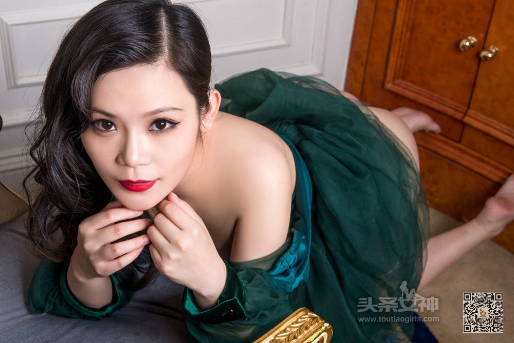 美女模特小美蕾丝长裙写真美腿迷人