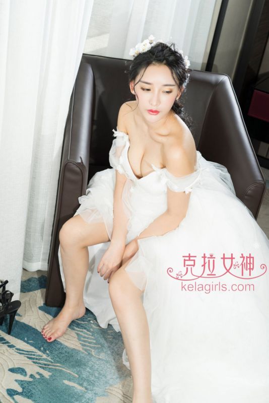 美女模特小西婚纱性感写真美乳诱人