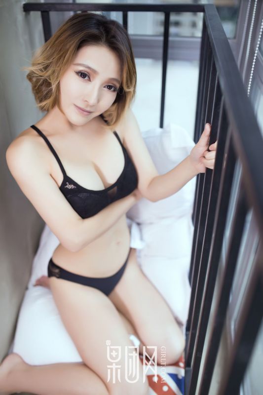 短发美女蕾丝内衣写真性感迷人