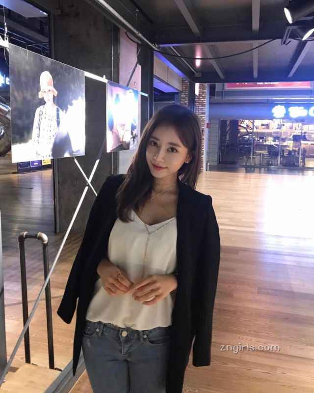 韩国美女金贞延街拍写真气质迷人