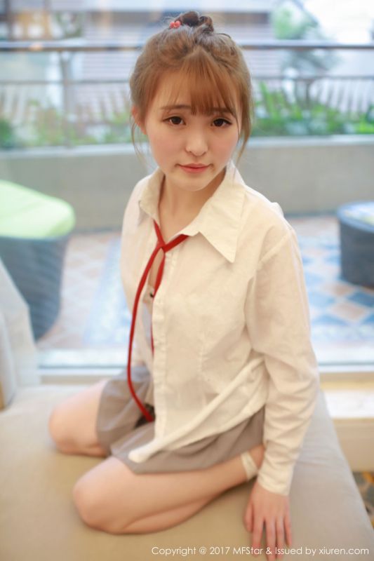 萝莉美女伊小七制服短裙写真