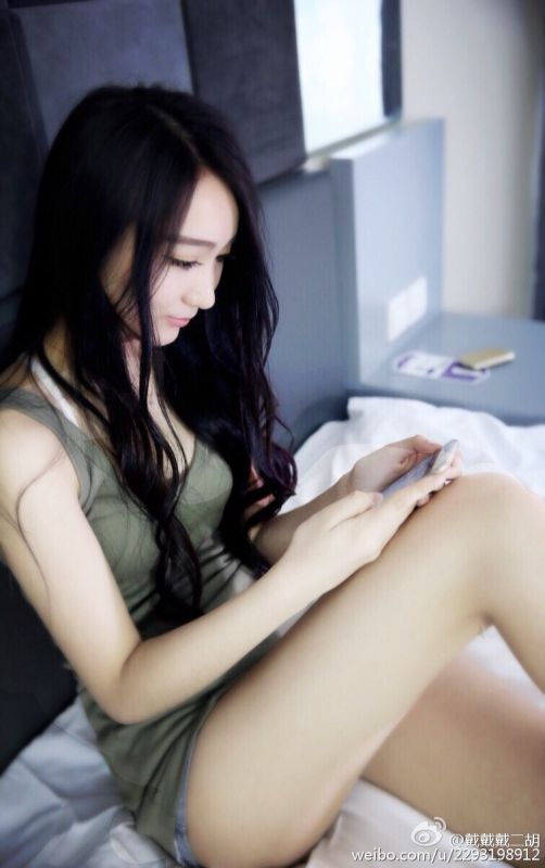 长腿美女模特戴二胡微博私拍图片