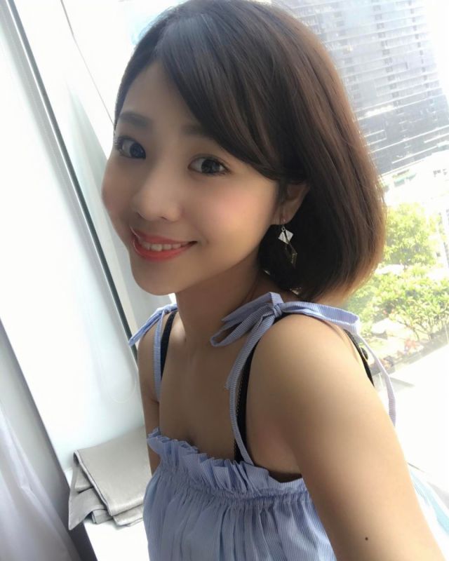 短发美女林舒舒酥胸诱人自拍照