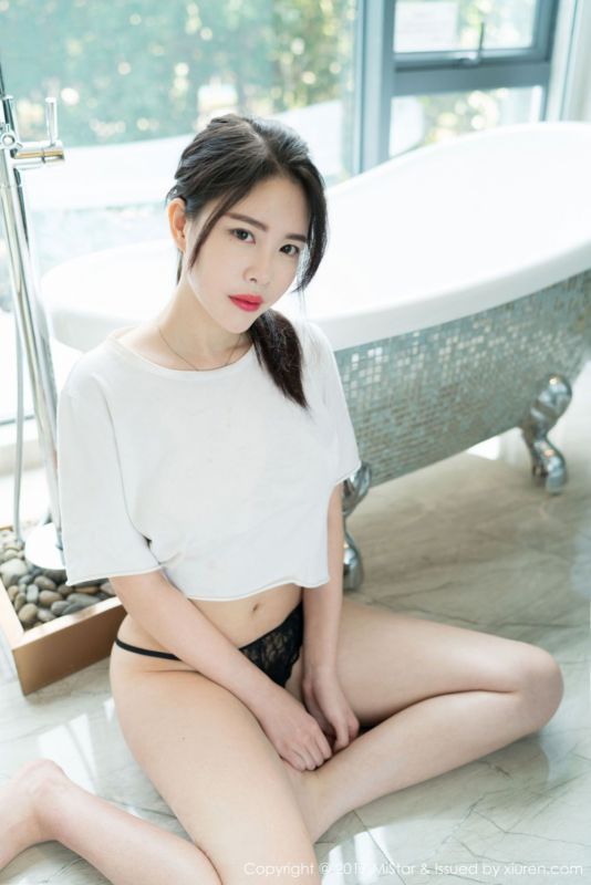 丰满美女莉尔性感私房写真美胸诱人