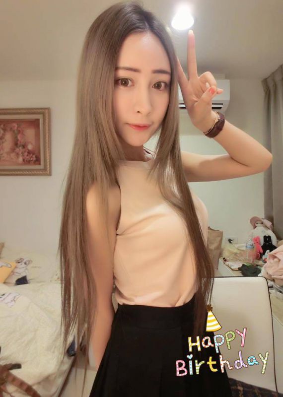 台湾90后美女琪琪(夏r琪)清纯自拍写真