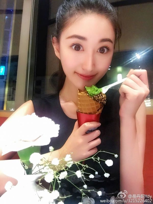 90后美女校花岳丹阳清纯自拍写真