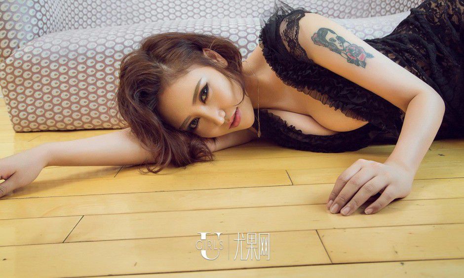 爱尤物90后嫩模美女梓安私拍写真