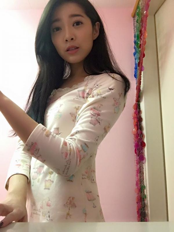 台湾美女周颖立自拍美照甜美迷人