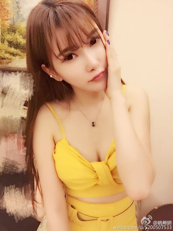 90后模特儿姚希妍微博性感美图