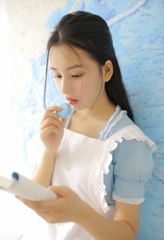 美少女班长换上女仆制服白净清纯撩人写真