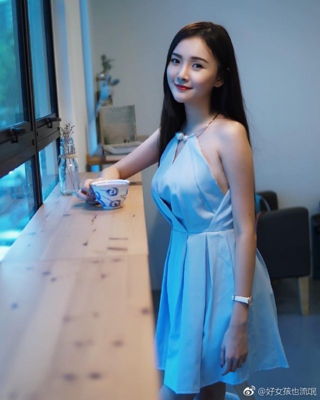 00后打扮成熟少女风骚性感酥胸诱惑图片