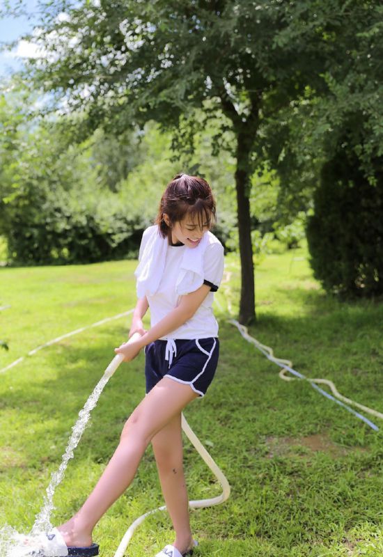 夏日户外美女嬉戏玩水性感湿身诱惑写真