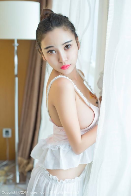 秀人网美女李梓熙私房内衣写真秀丰满美乳