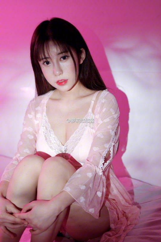 00后小美女悠悠酱微博性感写真图片