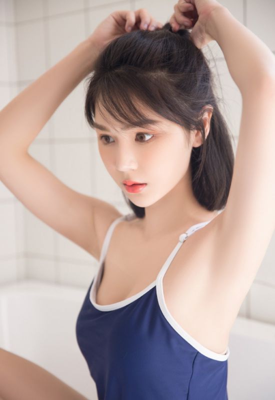 长腿巨乳丰满身材美女少妇前凸后翘性感写真