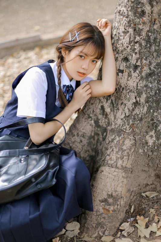 麻花辫美女学姐清纯氧气校园制服户外清纯写真