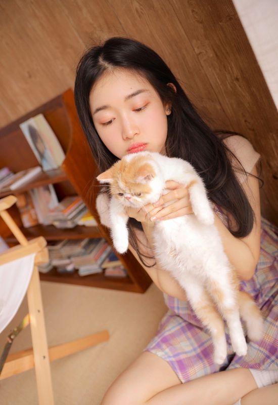 猫系少女长裙迷人小清新唯美居家写真