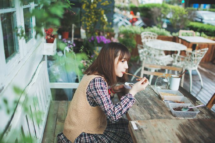 短发自然美女室内迷人写真