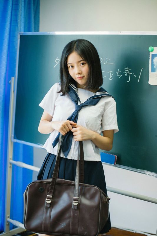 韩国短发少女学生装素人青涩怡静写真