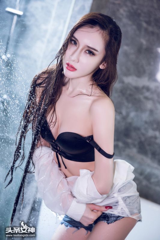 气质美女御姐阿依努尔瓦娅性感写真