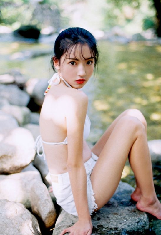 清纯泳装美女娇嫩丰满身材阳光养眼湿身夏日写真图片