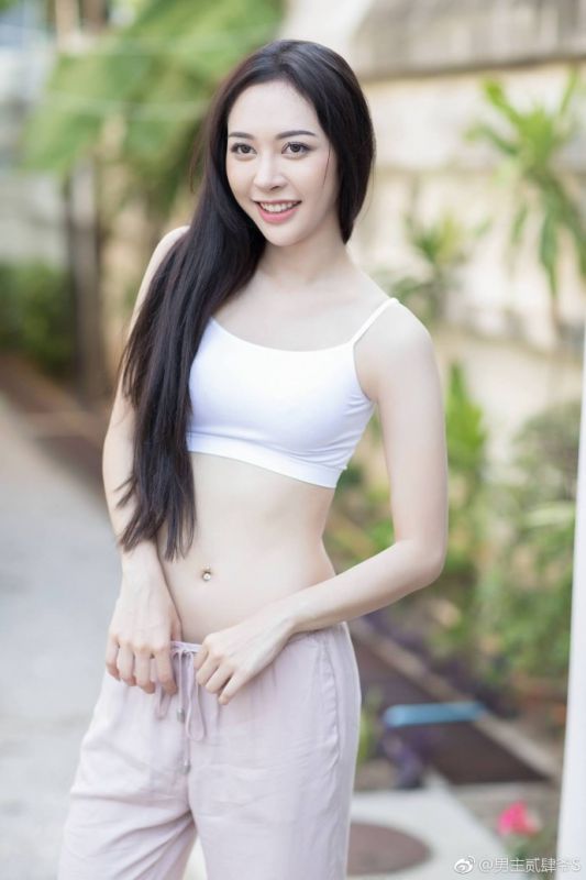 骨感少妇户外露内衣水蛇腰酥胸美乳性感图片