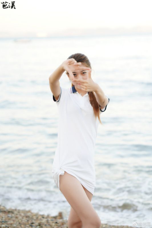 海边风骚少女撩衣诱惑性感美女勾引写真