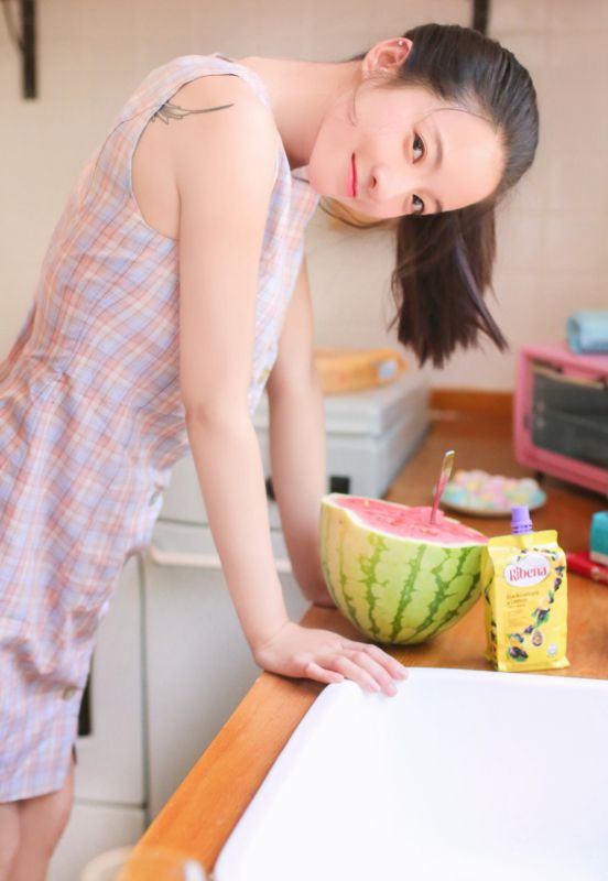 清纯邻家甜美女孩室内吃西瓜粉嫩写真