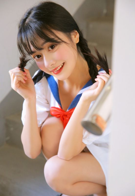 可爱清纯童颜校园学生妹制服诱惑白嫩美女写真