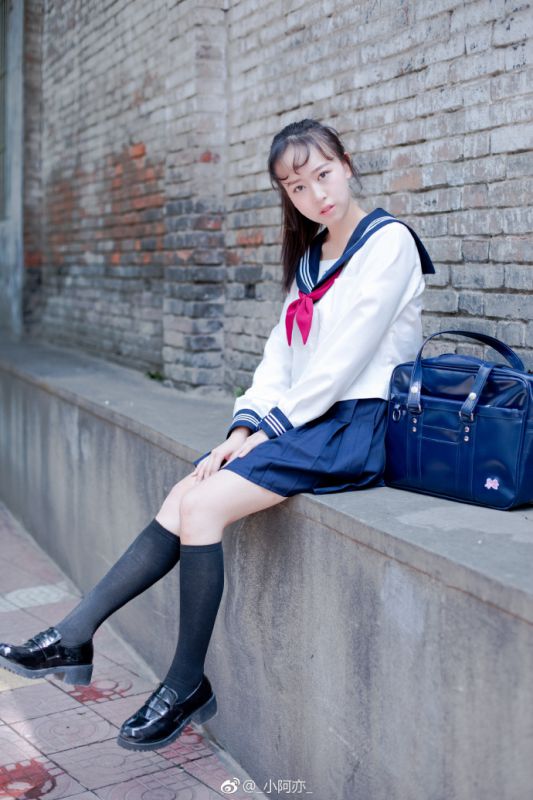 日本校园学生妹黑丝水手服绝对领域诱惑美女写真