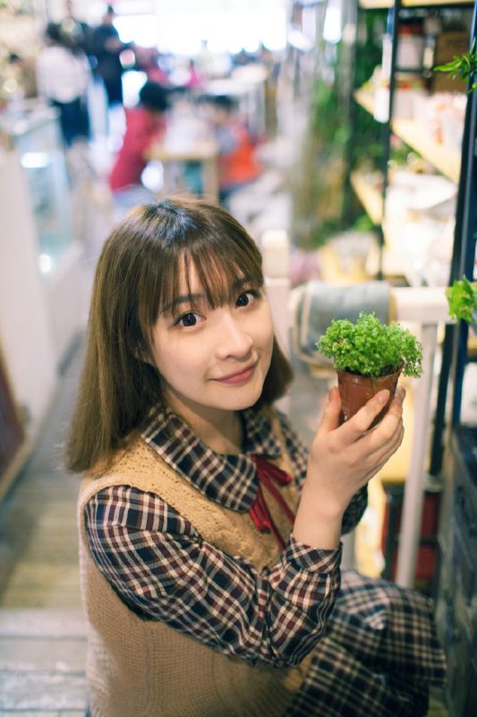 短发自然美女室内迷人写真