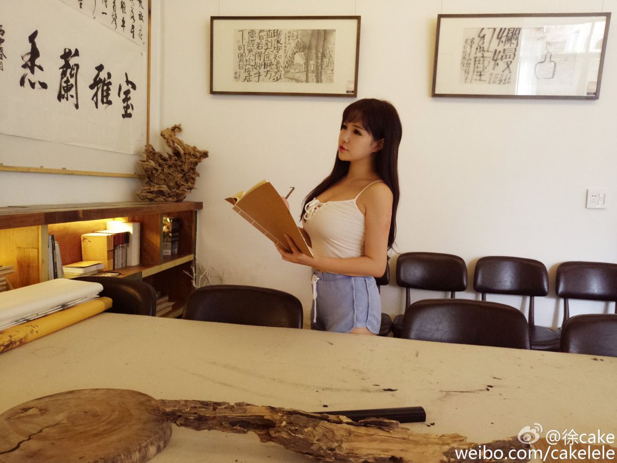 90后人气美女徐cake微博展会美照图片