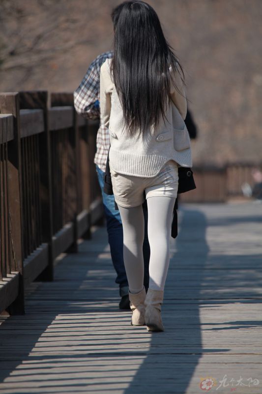 长发美女街头短裙迷人写真