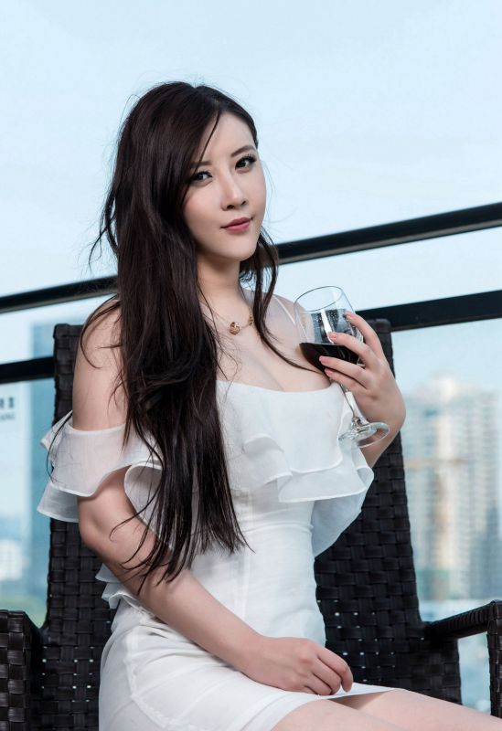 大胸美女王婉悠私房制服诱惑写真照