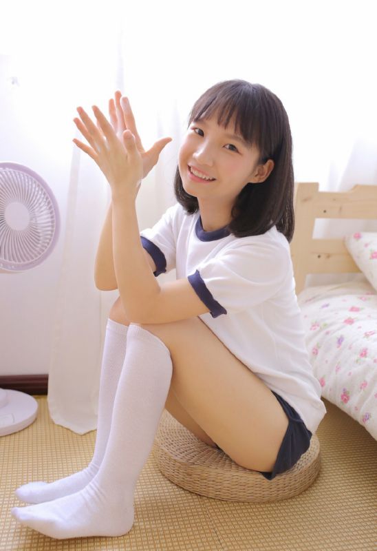 日本热爱运动萝莉体操服白丝美腿私密照片写真