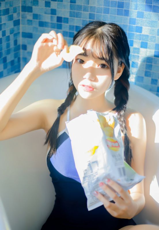 日本少女泳衣湿身酥胸美乳萝莉人体摄影写真图片